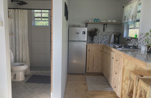 Belmont Cabina | ComfyCabin is rustic with modern amenities, has deck with great view. Peaceful.