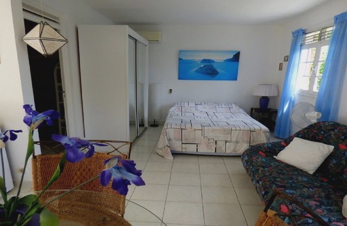 Les Abymes Apartamento | Charming studio in a tropical garden. with swimming pool, free wifi and parking.