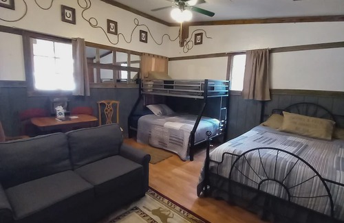 Canton Cabaña | Old Western Bunkhouse Sleeps 9 "Trail's End Corral"