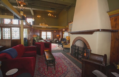 Bothell Hotel | McMenamins Anderson School