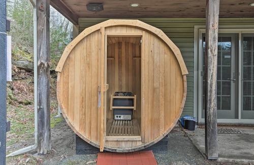 Paupack Casa | Large Yard and Games Edgewater Escape in Paupack!