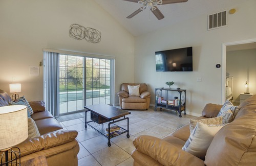 Buena Ventura Lakes Casa | Sunny Kissimmee Home with Pool about 12 Mi to Disney!