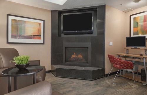 Southwest Calgary Hotel | Super 8 by Wyndham Calgary Shawnessy Area