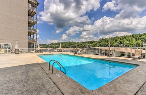 Camdenton Apartamento | Lake View, Pool Access Idyllic Camdenton Condo!