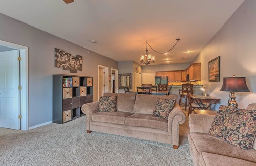 Camdenton Apartamento | Lake View, Pool Access Idyllic Camdenton Condo!