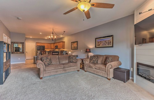 Camdenton Apartamento | Lake View, Pool Access Idyllic Camdenton Condo!