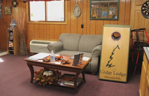 Lake Delton Hotel | Cedar Lodge and Settlement