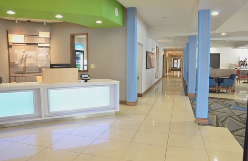 Waterloo Hotel | Holiday Inn Express- Waterloo/Cedar Falls by IHG