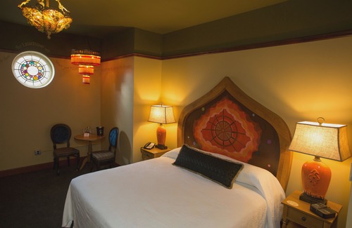 Bothell Hotel | McMenamins Anderson School