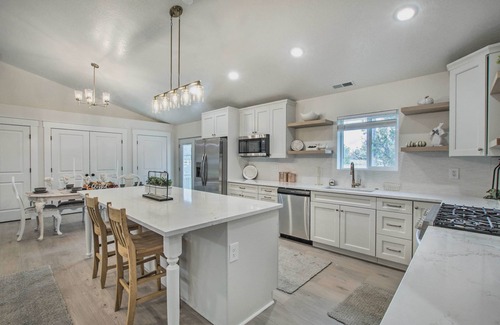 Bloomington Casa | Cozy and Chic Abode about 11 Mi to Bloomington Lake