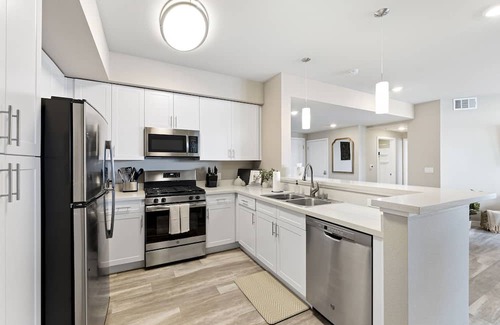 Sparks Apartamento | Designer Apt. with Jacuzzi. Walk To Casino & iMax