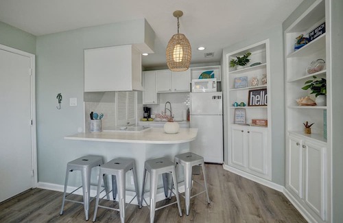 Corpus Christi Condominio | Ocean Views - Lake Front Condo walking distance to the Beach!