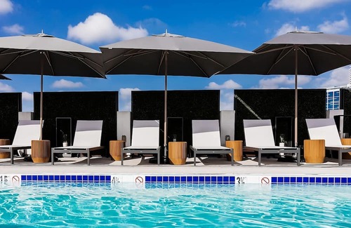 Norma Triangle Casa | Great Amenities! Pool, Pets Allowed, Parking! Close to Santa Monica Airport!