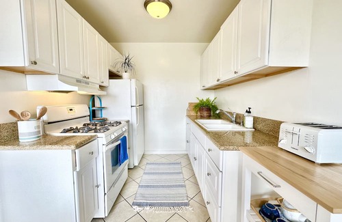 Sawtelle Condominio | Minutes to Water Garden Tech Hub, Amazon, Oracle, LionsGate and Walking to Metro