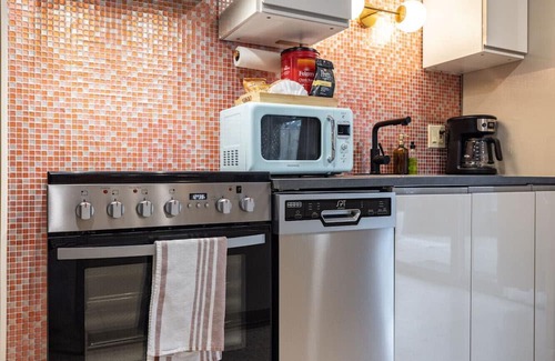 White Center Casa | Basement Apartment w/ Hot Tub & Bombshelter!