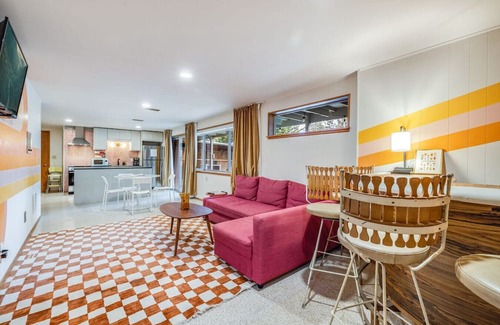 White Center Casa | Basement Apartment w/ Hot Tub & Bombshelter!