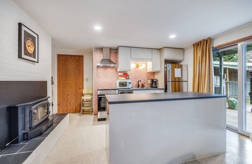 White Center Casa | Basement Apartment w/ Hot Tub & Bombshelter!