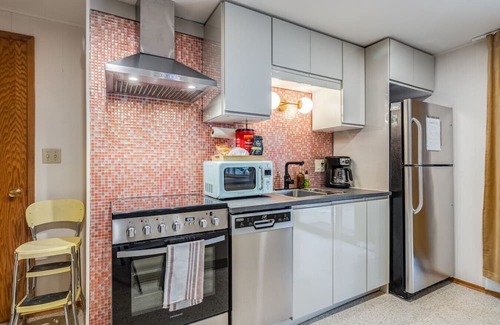 White Center Casa | Basement Apartment w/ Hot Tub & Bombshelter!