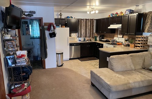 Ashton Creek Cabina | Mabel Lake Lakefront Summer cabin & bunk house with beach, dock and large deck