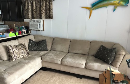 Ashton Creek Cabina | Mabel Lake Lakefront Summer cabin & bunk house with beach, dock and large deck