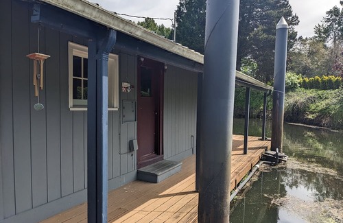 Longview Alquiler De Eote | Nifty 50's vintage float home