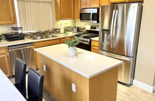 Tracy Casa | Beautiful 2-storey Home centrally located in Tracy