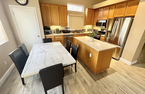 Tracy Casa | Beautiful 2-storey Home centrally located in Tracy