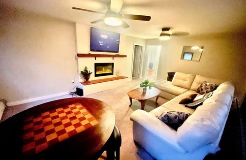 West Bloomfield Casa | Union Lake Retreat**