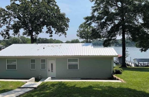 Cross Hill Casa | Unsalted Vacay! Lakefront w/dock