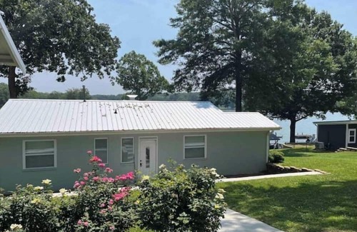 Cross Hill Casa | Unsalted Vacay! Lakefront w/dock