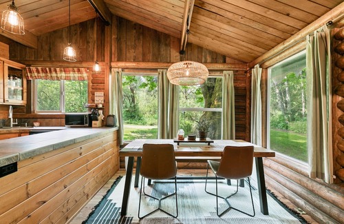 Gold Bar Cabina | The Lily Pad - rustic cabin for 2+pets, mountain view, river access