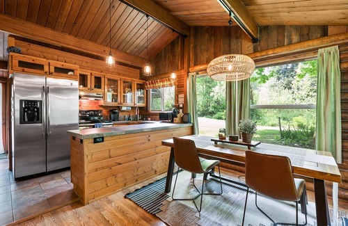 Gold Bar Cabina | The Lily Pad - rustic cabin for 2+pets, mountain view, river access