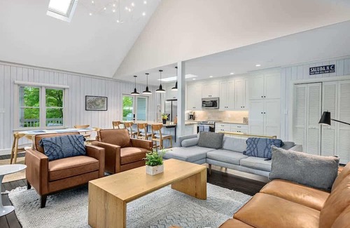 Saluda Casa | Tree Blew Inn: free daily activities, cozy rooms.