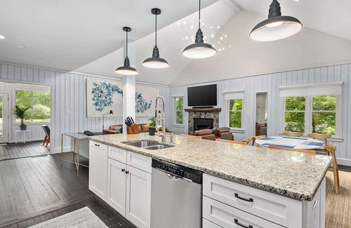 Saluda Casa | Tree Blew Inn: free daily activities, cozy rooms.