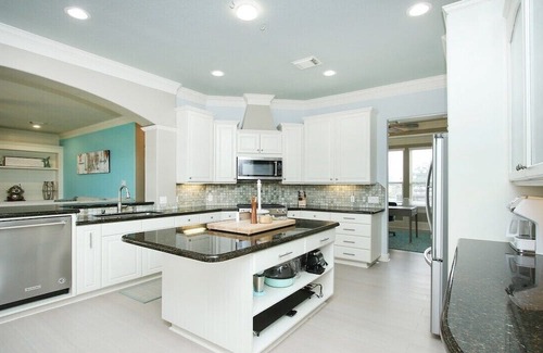 Clear Lake Shores Casa | Spacious, stylish & steps from the action—perfect for your next group getaway
