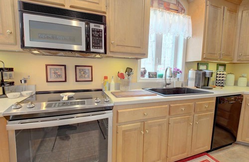 Preston Casa | Perfect home for adventure! 2mi to Foxwoods, 15 min to Mystic, tour CT WineTrail