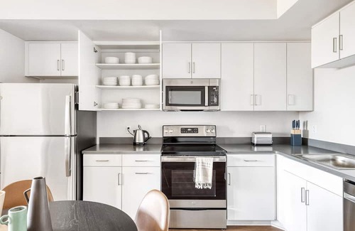Inglewood Apartamento | Tasteful Westchester 2BR w/ Pool, Gym & W/D, 5 mins to LAX, by Blueground