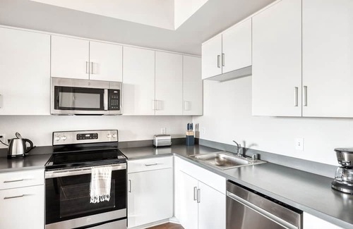 Inglewood Apartamento | Tasteful Westchester 2BR w/ Pool, Gym & W/D, 5 mins to LAX, by Blueground
