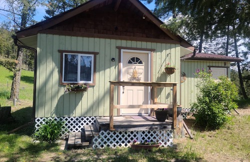 East Kootenay Cabina | Cozy, private, ranch cabin in the beautiful East Kootenay's