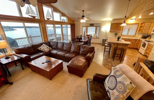 Hale Cabina | Lakefront Lookout on Sage Lake!