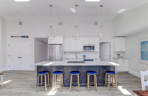 Historic Hill Condominio | Elegant Thames St. Loft w/ View of Town and Harbor