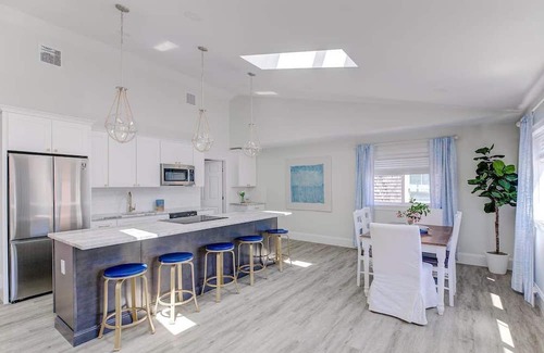 Historic Hill Condominio | Elegant Thames St. Loft w/ View of Town and Harbor