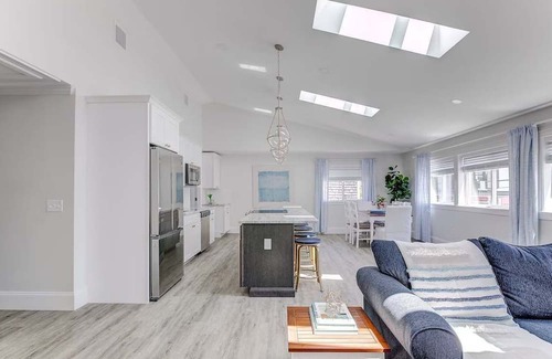 Historic Hill Condominio | Elegant Thames St. Loft w/ View of Town and Harbor