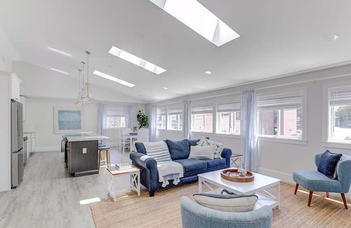 Historic Hill Condominio | Elegant Thames St. Loft w/ View of Town and Harbor