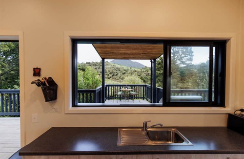 Waikino Cabaña | Hidden Springs Retreat - Karangahake Mountain View