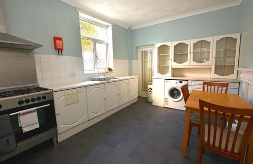 Hull Casa | Hull Contractor Lodge-Sleeps 10, Free Parking, Near Stadium