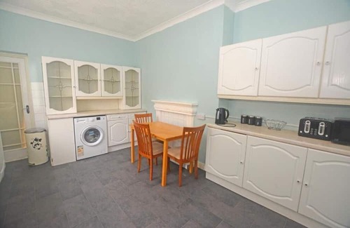 Hull Casa | Hull Contractor Lodge-Sleeps 10, Free Parking, Near Stadium