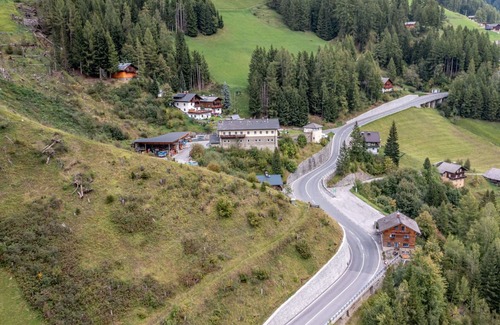 Heiligenblut Casa | Stunning private villa for 10 guests with WIFI, patio, pets allowed and panoramic view
