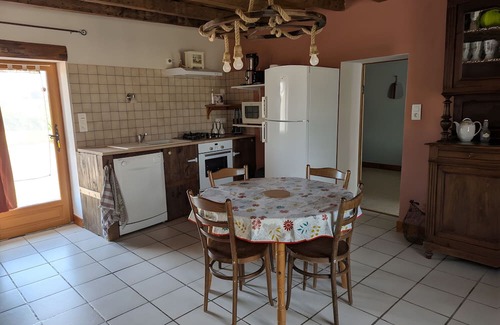 Bourbon-l'Archambault Casa | Casa de campo 'Gîte de la Marquaterie' con jardín privado y Wi-Fi