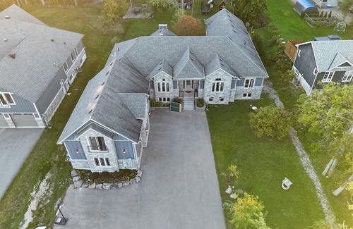 Innisfil Cabaña | Large Innisfil Lakeview Cottage with a Sauna and steps to Lake Simcoe